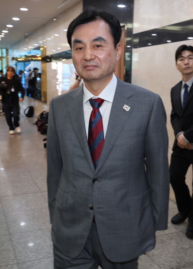 안규백 국방부 장관 후보자가 27일 서울 용산구 육군회관에 마련된 인사청문회 준비사무실로 들어서고 있다. 연합뉴스