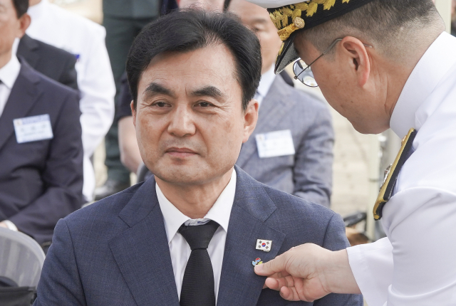 안규백 국방부 장관 후보자가 지난달 29일 경기도 평택시 해군 2함대사령부 충무동산에서 열린