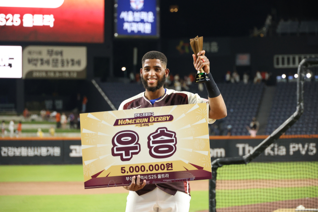 삼성 라이온즈의 르윈 디아즈가 11일 대전 한화생명볼파크에서 열린 2025 KBO 올스타전 홈런 더비에 출전해 우승을 차지한 뒤 트로피를 들고 기념 사진을 찍고 있다. 연합뉴스