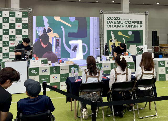 로스터리 중심의 대구 커피 문화가 2025 대구 카페쇼를 통해 뚜렷이 부각되며 홈카페 수요 확산과 소비자 맞춤 전략이 주목받았다. 구민수 기자