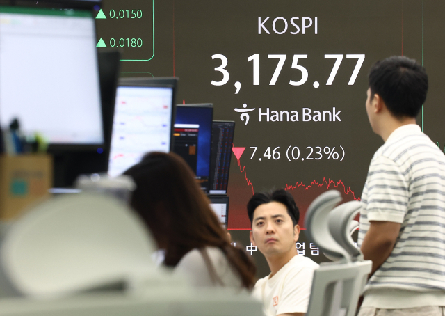 11일 오후 서울 중구 하나은행 본점 딜링룸 현황판에 코스피 지수가 표시돼 있다. 이날 코스피 지수는 전 거래일보다 7.46포인트 내린 3175.77로 마감했다. 연합뉴스