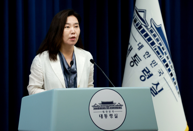 강유정 대통령실 대변인이 13일 서울 용산 대통령실 청사에서 이재명 대통령의 차관급 추가 인선을 발표하고 있다. 연합뉴스