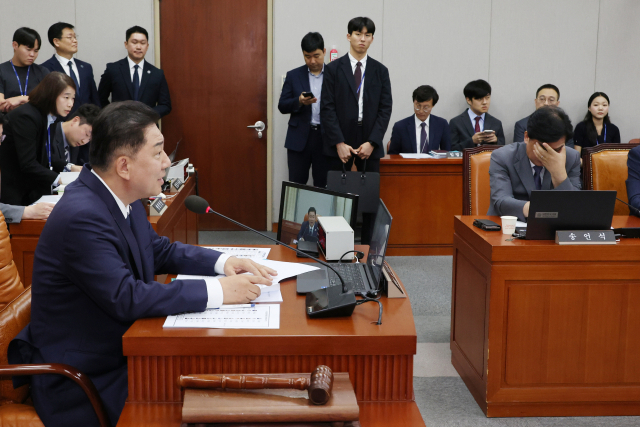 10일 국회 운영위원회 전체회의에서 더불어민주당 당대표 직무대행 겸 원내대표인 김병기 위원장이 발언하고 있다. 오른쪽은 국민의힘 송언석 비대위원장 겸 원내대표. 연합뉴스