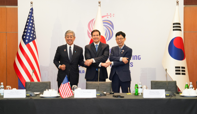박윤주 외교부 제1차관(오른쪽)이 11일 말레이시아 쿠알라룸푸르에서 열린 한미일 외교장관 회의에 앞서 마코 루비오 미국 국무장관(가운데), 이와야 다케시 일본 외무상과 기념 촬영하고 있다. 연합뉴스