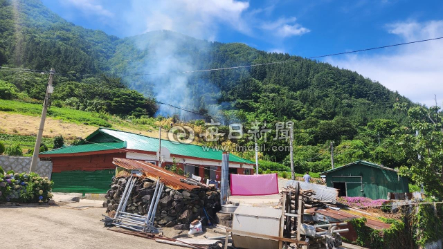 13일 경북 울릉군에서 산불이 발생해 소방당국이 진화중이다. 울릉119안전센터 제공