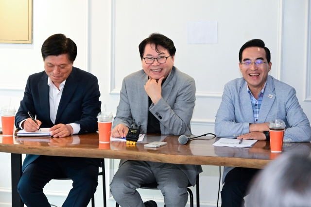 이한주 국정기획위원장이 13일 서울 종로구 한 카페에서 열린 기자간담회에서 취재진의 질문을 듣고 있다. 연합뉴스