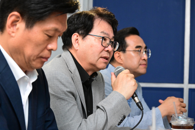 이한주 국정기획위원장이 13일 서울 종로구 한 카페에서 열린 기자간담회에서 발언하고 있다. 왼쪽부터 조승래 대변인, 이한주 위원장, 박홍근 기획분과장. 연합뉴스