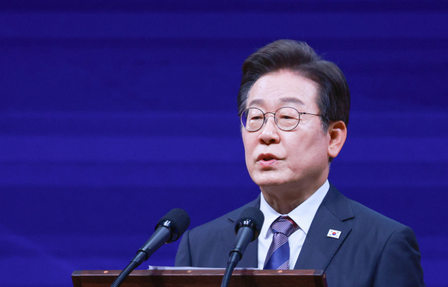 이재명 대통령이 13일 서울 강남구 코엑스에서 열린 2025 세계정치학회(IPSA) 서울총회 개막식에서 연설하고 있다. 연합뉴스