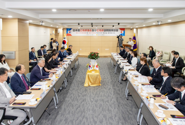 일본 히로시마현의회 나카모토 타카시 의장과 요코타 미카 부지사 등 대표단이 지난 11일 경북도의회를 방문했다. 경북도의회 제공