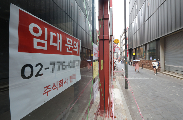지난해 폐업 신고를 한 사업자가 사상 처음으로 100만명을 넘어선 가운데 6일 서울 명동 거리의 한 점포가 텅 비어 있다. 이날 국세청 국세 통계에 따르면 지난해 개인·법인을 포함해 폐업 신고를 한 사업자는 100만8천282명으로 집계됐다. 전년보다 2만1천795명 증가하며 1995년 관련 통계 집계 이래 최초로 100만명을 넘겼다. 연합뉴스