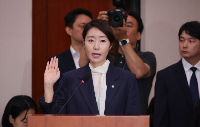 강선우 여성가족부 장관 후보자가 14일 서울 여의도 국회 여성가족위원회에서 열린 인사청문회에서 선서하고 있다. 연합뉴스