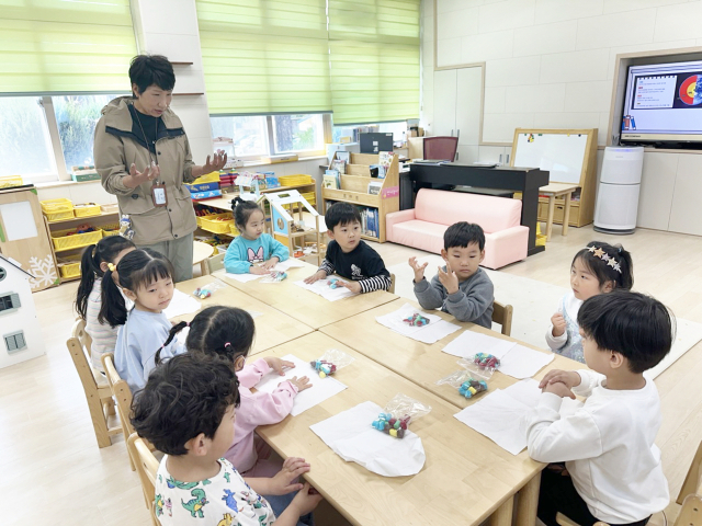 청송 유네스코 세계지질공원은 청송 지질자원에 대해 전 세대가 함께 배울 수 있도록 맞춤형 교육 프로그램을 운영하고 있다. 청송군 제공