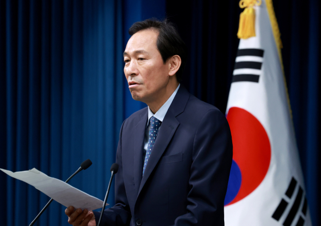 우상호 대통령실 정무수석이 7일 서울 용산 대통령실 청사에서 이재명 대통령과 김민석 국무총리의 주례회동 관련 브리핑을 하고 있다. 연합뉴스