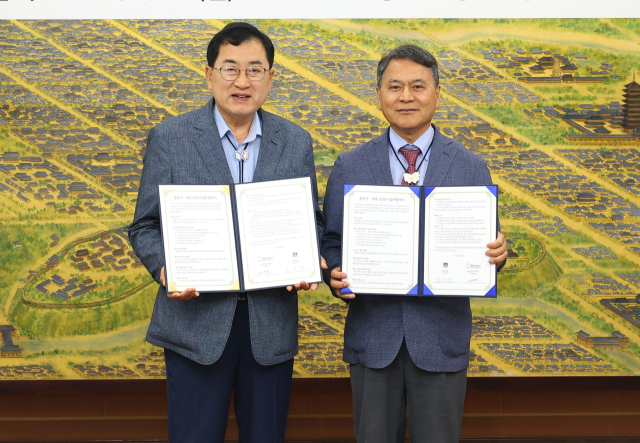 14일 경주시청에 열린 경주시와 bbb 코리아 간 외국인 통역 지원 업무협약식에서 주낙영 시장과 이희수 회장(오른쪽)이 협약서를 들고 기념촬영을 하고 있다.경주시 제공