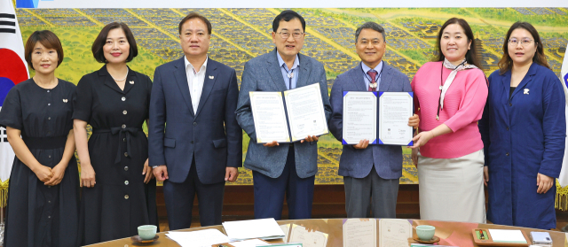 14일 경주시청에 열린 경주시와 bbb 코리아 간 외국인 통역 지원 업무협약식 후 주낙영 시장과 이희수 회장 등 관계자들이 기념촬영을 하고 있다.경주시 제공