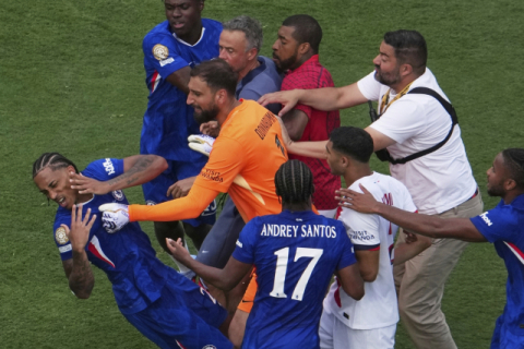 PSG 엔리케 감독, 상대 선수 가격 논란…경기도 지고 매너도 졌다