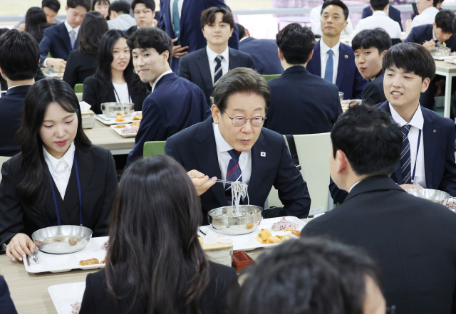 이재명 대통령이 14일 충북 진천 국가공무원인재개발원에서 70기 5급 신임관리자과정 교육생들과 오찬을 하며 대화하고 있다. 연합뉴스