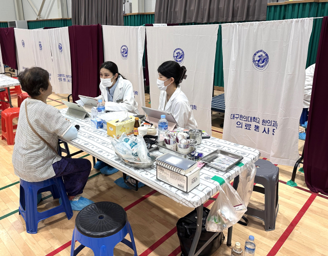 대구한의대 학생들과 의성군종합자원봉사센터는 지난 9~11일 의성군 구천면과 사곡면에서 주민들을 대상으로 한방 진료 봉사 활동을 펼쳤다. 의성군 제공.