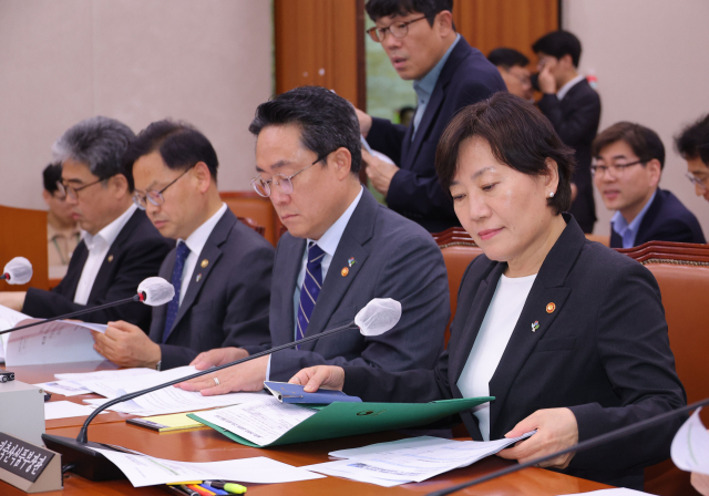 송미령 농림축산식품부 장관(오른쪽 첫번째)과 강도형 해양수산부 장관(오른쪽 두번째)이 26일 국회에서 열린 농림축산식품해양수산위원회 전체회의에 참석하고 있다. 연합뉴스