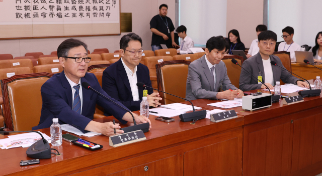 11일 국회 법제사법위원회 법안심사제1소위원회에서 열린 상법 추가 개정을 위한 공청회에서 정우용 한국상장회사협의회 정책부회장이 진술하고 있다. 왼쪽부터 정우용 한국상장회사협의회 정책부회장, 김우찬 고려대 교수, 최준선 성균관대 법학전문대학원 명예교수, 윤태준 주주행동플랫폼 액트 소장. 연합뉴스