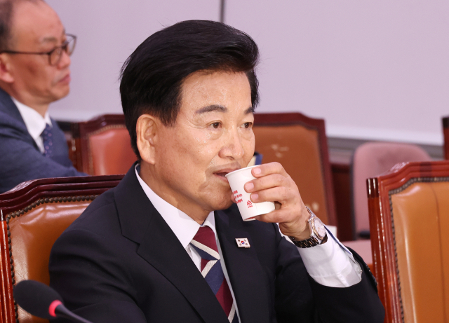 정동영 통일부 장관 후보자가 14일 국회 외교통일위원회에서 열린 인사청문회에 출석해 물을 마시고 있다. 연합뉴스