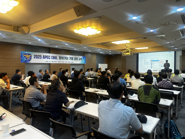 경북경찰청을 비롯해 부산청·대구청·울산청·경남청 소속 경찰관들이 경주에서 열리는 아시아 태평양 경제협력체(APEC) 정상회의 준비를 위해 기동 경호 교육을 실시하고 있다. 경북경찰청 제공.