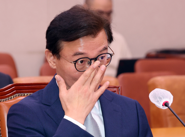 전재수 해양수산부 장관 후보자가 14일 서울 여의도 국회 농림축산식품해양수산위원회 전체회의에서 열린 인사청문회에 참석해 안경을 고쳐쓰고 있다. 연합뉴스