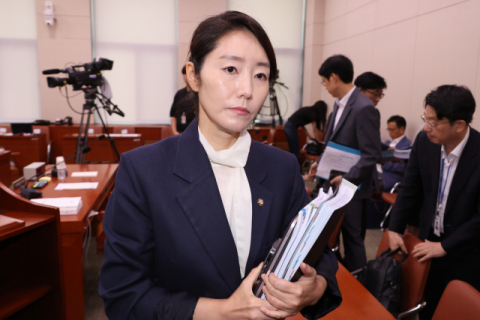 尹정부서 '피켓·자료제출 부실 지적' 강선우…내로남불 비판 직면