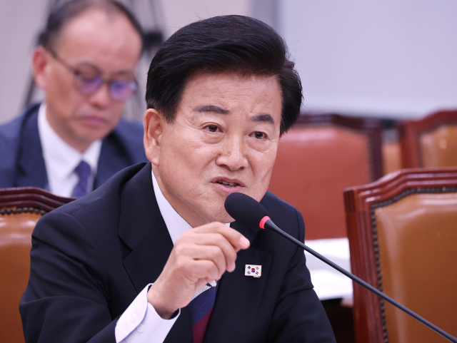 정동영 통일부 장관 후보자가 14일 국회 외교통일위원회에서 열린 인사청문회에 출석해 의원 질의에 답변하고 있다. 연합뉴스