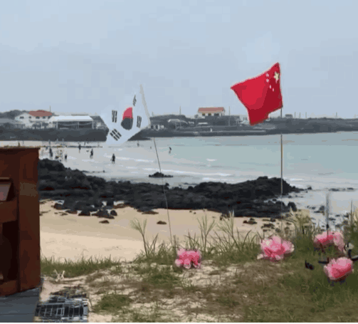 제주 우도에서 전동차를 타고 관광하던 중 한 시민이 오성홍기를 발견했다는 영상이 확산해 논란이 일었다. 스레드 캡처.