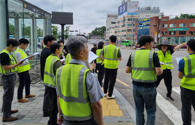 한국교통안전공단과 유관 기관 관계자들이 합동점검을 실시하고 있다. 한국교통안전공단 제공