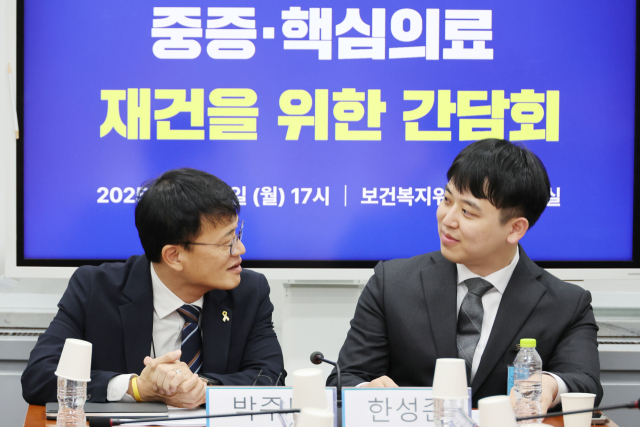 14일 서울 여의도 국회 보건복지위원회 소회의실에서 열린 중증·핵심의료 재건을 위한 간담회에서 박주민 위원장과 대한전공의협의회 한성존 신임 비상대책위원장(오른쪽)이 대화하고 있다. 연합뉴스