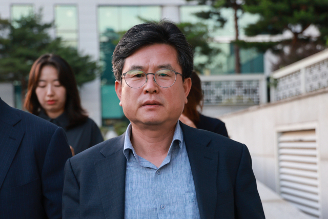 내란 특검 소환 조사를 받은 강의구 전 대통령실 부속실장이 30일 서울고검 청사를 나서고 있다. 강 전 실장은 계엄 전 몇몇 국무위원들에게 대통령실로 들어오라고 연락하고, 행정안전부에 전달할 국무회의 관련 공문에 안건명 등을 쓴 인물이다. 연합뉴스