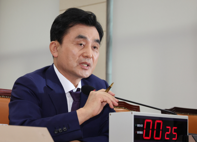 안규백 국방부 장관 후보자가 15일 서울 여의도 국회 국방위원회에서 열린 인사청문회에서 의원 질의에 답변하고 있다. 연합뉴스