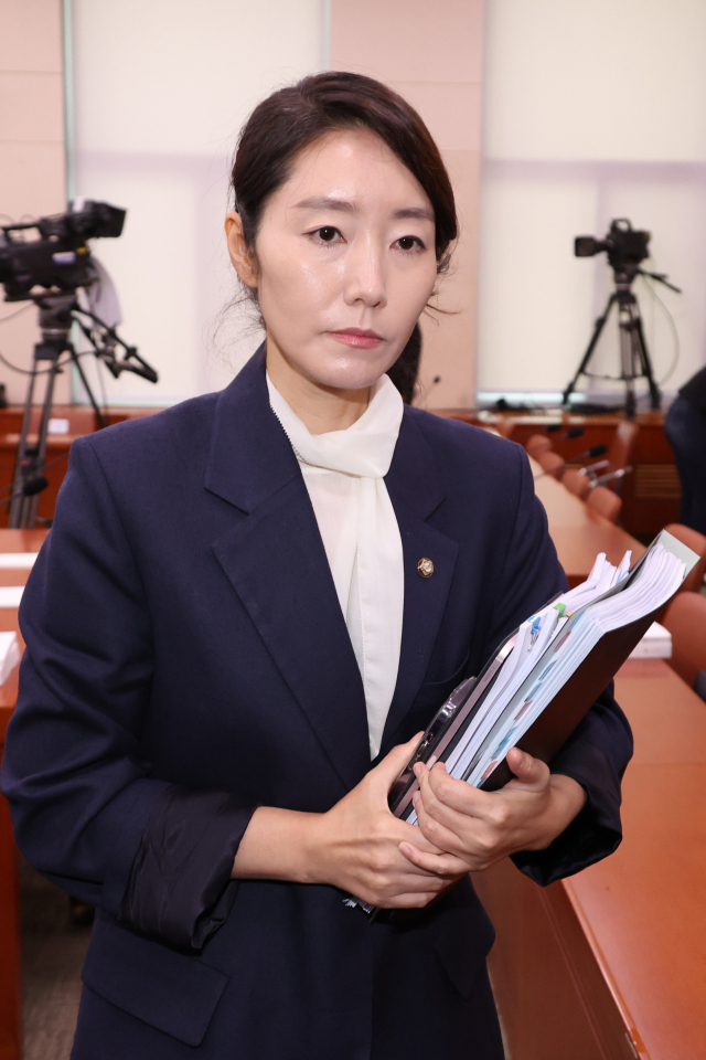 강선우 여성가족부 장관 후보자가 14일 국회 여성가족위원회에서 열린 인사청문회가 오전 질의를 마치고 정회되자 청문회장을 나가고 있다. 연합뉴스