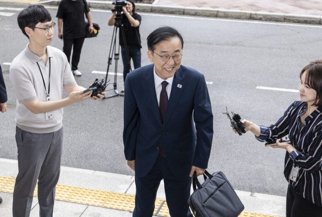 김윤덕 국토교통부 장관 후보자가 15일 정부과천청사에 마련된 인사청문회 준비 사무실로 첫 출근하다 취재진과 만나 인터뷰를 마친 뒤 미소짓고 있다. 연합뉴스