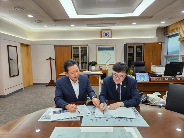김장호 구미시장이 지난 14일 임기근 기획재정부 제2차관을 직접 만나 지역 현황을 설명하며 주요 국비사업을 건의했다. 왼쪽부터 김장호 구미시장, 임기근 기획재정부 제2차관. 구미시 제공
