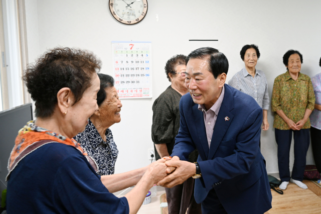 성낙인 창녕군수가 무더위쉼터(남지읍 대신노모당, 도천면 우강2구 경로당)를 방문해 현장점검과 의견을 청취하고 있다. 창녕군 제공