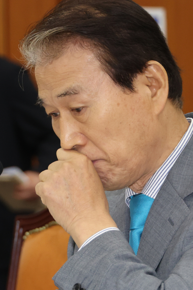 권오을 국가보훈부 장관 후보자가 15일 국회 정무위원회에서 열린 인사청문회에서 위원 질의를 받고서 답변을 생각하고 있다. 연합뉴스