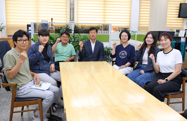 경주시 건축허가과 한상식 과장과 직원들이 도시계획 자료 분석으로 농지보전부담금 9억 1천만원을 절감했다. 경주시 제공