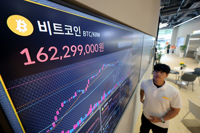 가상화폐 비트코인이 신고가를 경신한 14일 서울 서초구 빗썸라운지 강남 본점 현황판에 비트코인 시세가 표시되고 있다. 미 가상화폐 거래소 코인베이스에 따르면 미 동부 시간 이날 오전 11시 22분 비트코인 1개당 가격은 24시간 전보다 1.37% 오른 11만9천49달러에 거래됐다. 비트코인 가격이 11만9천 달러선을 돌파한 것은 이번이 처음으로, 지난 11일 기록했던 역대 최고가 11만8천800달러선을 이틀 만에 다시 넘어섰다. 연합뉴스