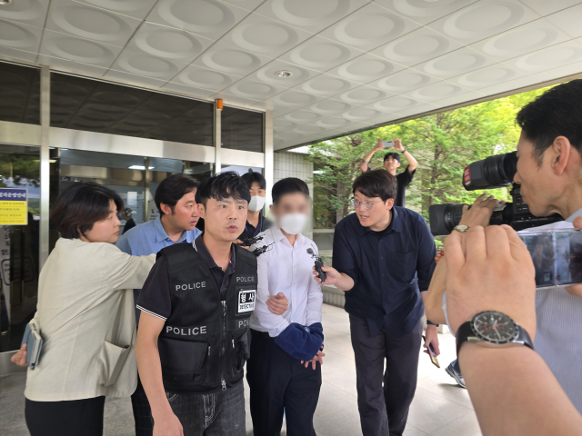 시험기간 중 학교에 무단 침입한 기간제 교사와 학부모를 묵인한 혐의(업무방해 등)로 구속 영장이 청구된 학교관계자 C씨가 15일 대구지법 안동지원에서 구속 전 피의자 심문(영장실질심사)을 받은 후 이동하고 있다. 김영진기자.