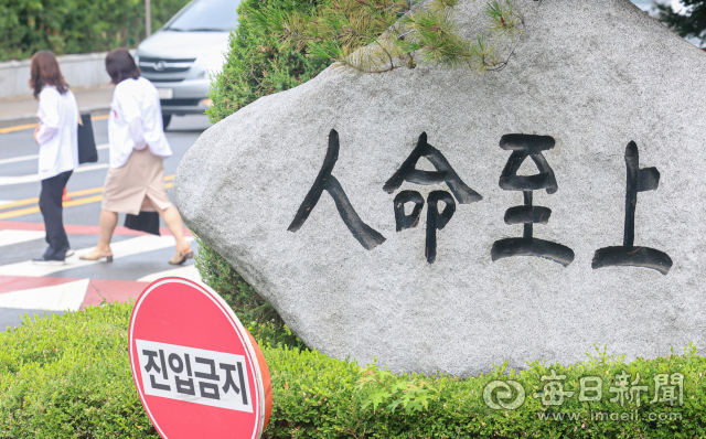 의대생들이 전격적으로 복귀를 선언함에 따라 의정 갈등이 출구 국면에 접어든 가운데 15일 대구 한 대학병원 입구에서 의료관계자가