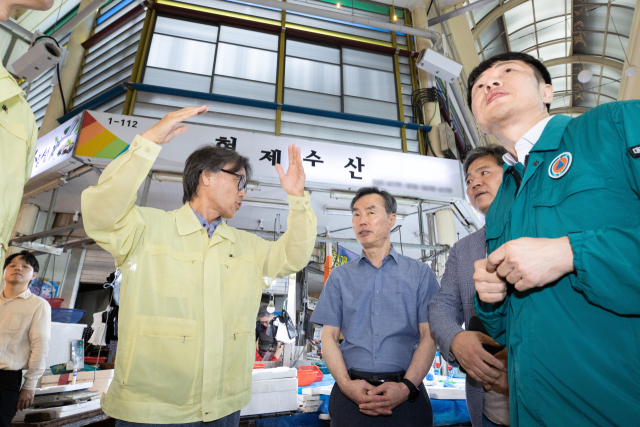 금한승 환경부 차관이 15일 대전 서구 한민시장에서 아케이드 구간에 설치된 폭염대응시설의 효과를 점검하고 있다. 연합뉴스