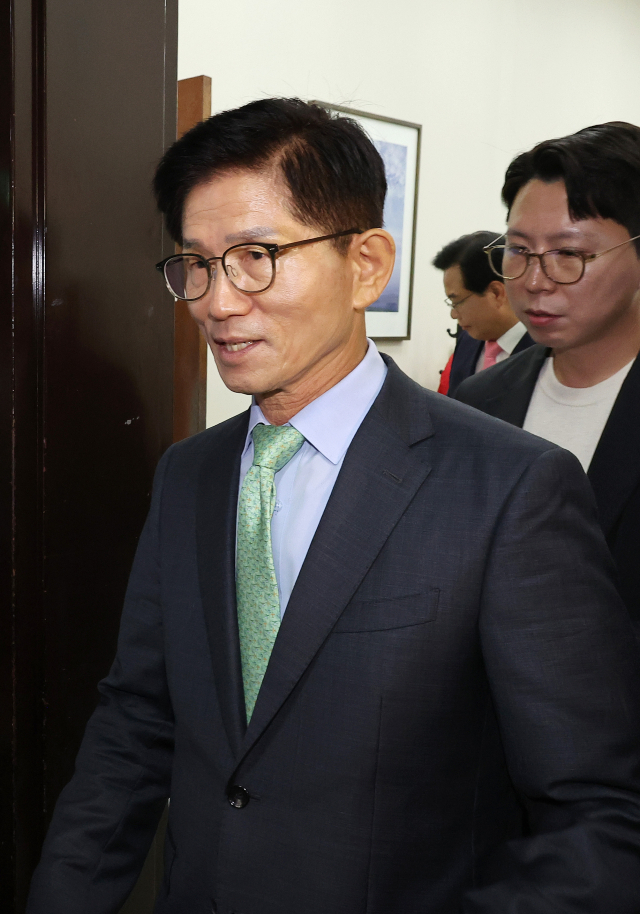 국민의힘 김문수 전 대선 후보(왼쪽)가 4일 국회를 방문, 송언석 비상대책위원장 겸 원내대표와 만난 뒤 나오고 있다. 연합뉴스