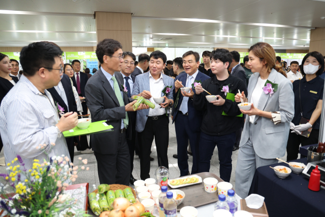15일 한국도로공사 본사에서 함진규 도로공사 사장(왼쪽에서 두 번째)이 심사위원단과 함께 휴게소 시그니처 음식을 시식하고 있다. 2025.7.15. 도로공사 제공