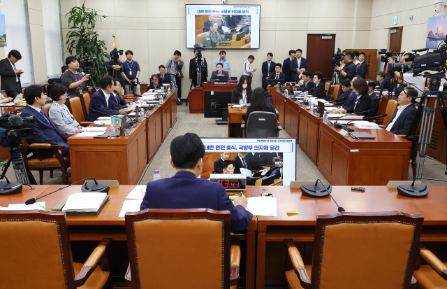 안규백 국방부 장관 후보자가 15일 국회 국방위원회에서 열린 인사청문회에서 더불어민주당 정청래 의원의 질의를 경청하고 있다. 연합뉴스