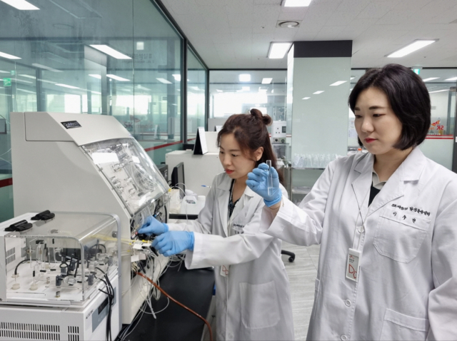 SK매직 화성캠퍼스 내 환경분석센터에서 연구원들이 실험하고 있다. (사진= SK매직 제공)