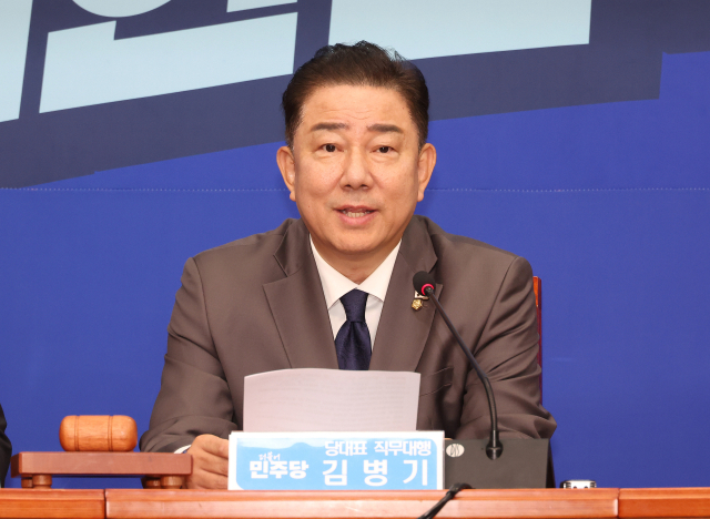 더불어민주당 김병기 당 대표 직무대행 겸 원내대표가 16일 국회에서 열린 최고위원회의에서 발언하고 있다. 연합뉴스
