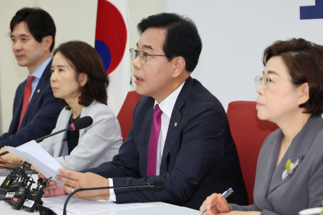국민의힘 송언석 비대위원장 겸 원내대표가 16일 서울 여의도 국회에서 기자간담회를 열어 강선우 여성가족부 장관 후보자의 사퇴를 요구하는 등 인사청문회 관련 입장을 밝히고 있다. 연합뉴스